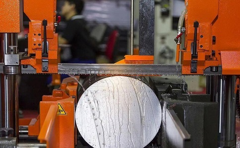横峰立式金属带锯床切削出现跑带故障解决方法！
